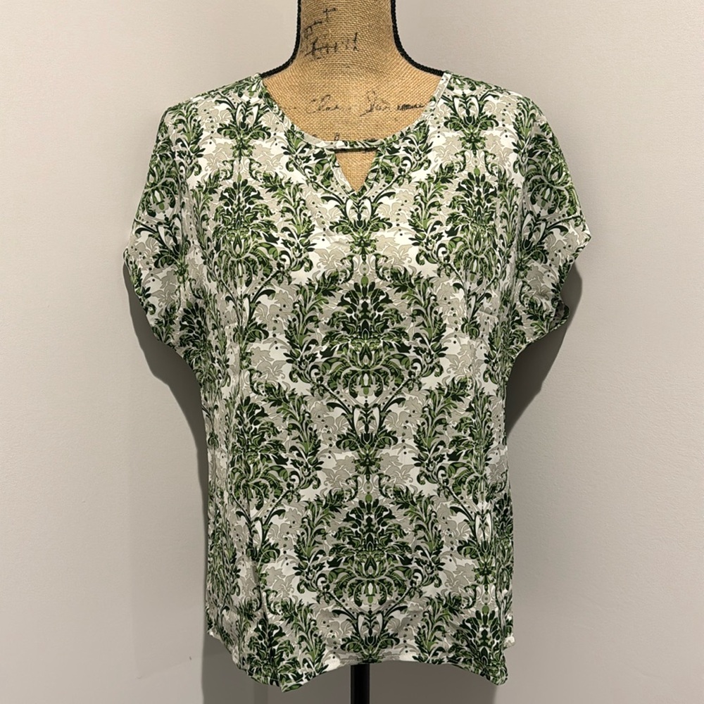 NWOT SYNZ Printed Short Sleeve Blouse